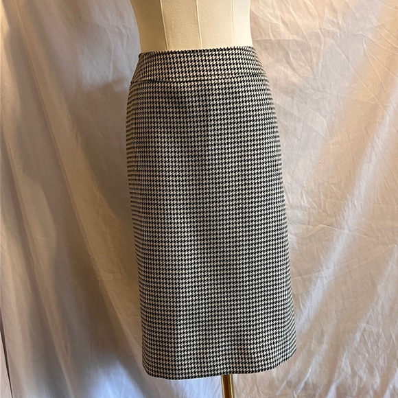 Tahari ASL Dresses & Skirts - Tahari houndstooth skirt - size 6